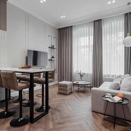 New! Luxury Apartment In The Center Of Odessa Overlooking Deribasovskaya Str. Low Price! ภายนอก รูปภาพ