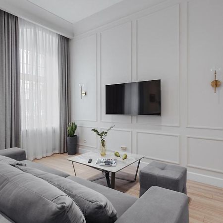 New! Luxury Apartment In The Center Of Odessa Overlooking Deribasovskaya Str. Low Price! ภายนอก รูปภาพ