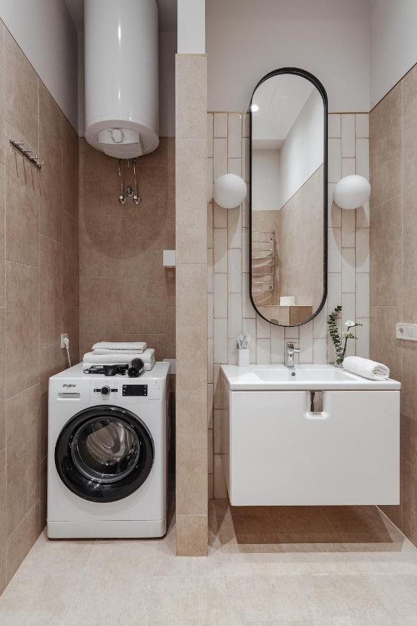 New! Luxury Apartment In The Center Of Odessa Overlooking Deribasovskaya Str. Low Price! ภายนอก รูปภาพ