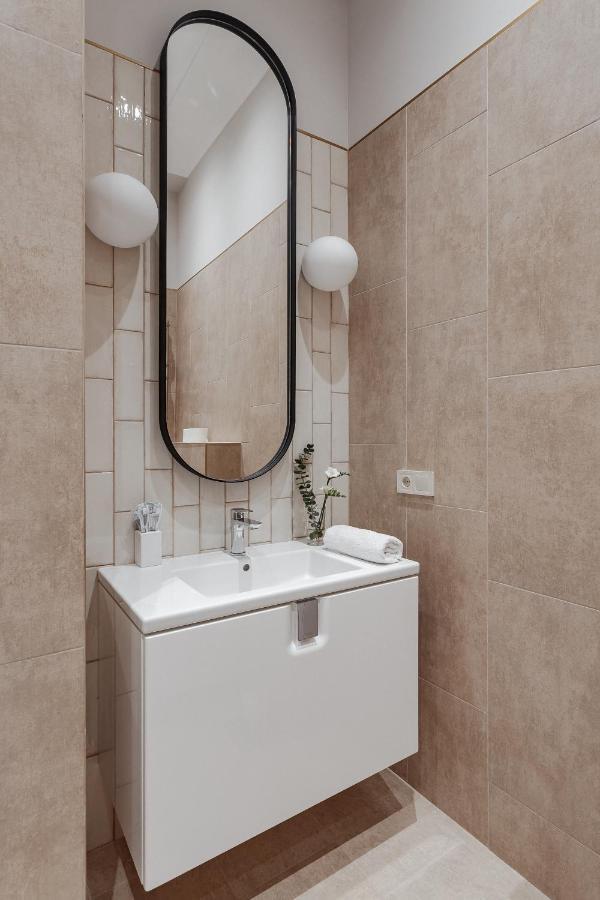 New! Luxury Apartment In The Center Of Odessa Overlooking Deribasovskaya Str. Low Price! ภายนอก รูปภาพ