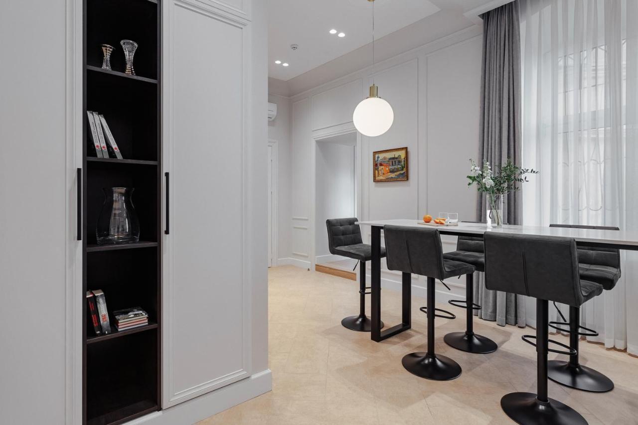 New! Luxury Apartment In The Center Of Odessa Overlooking Deribasovskaya Str. Low Price! ภายนอก รูปภาพ