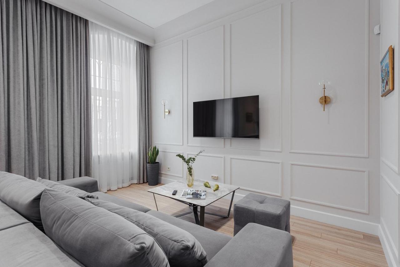 New! Luxury Apartment In The Center Of Odessa Overlooking Deribasovskaya Str. Low Price! ภายนอก รูปภาพ