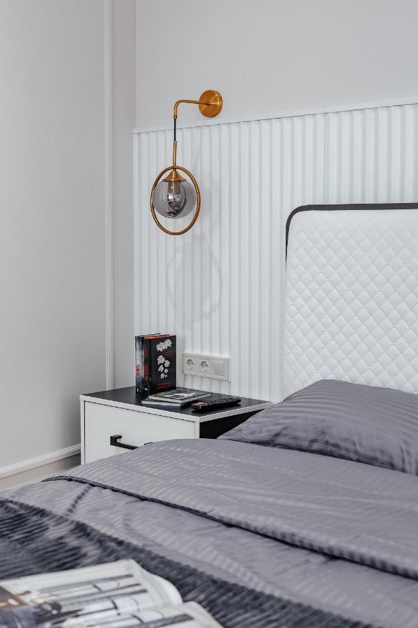 New! Luxury Apartment In The Center Of Odessa Overlooking Deribasovskaya Str. Low Price! ภายนอก รูปภาพ