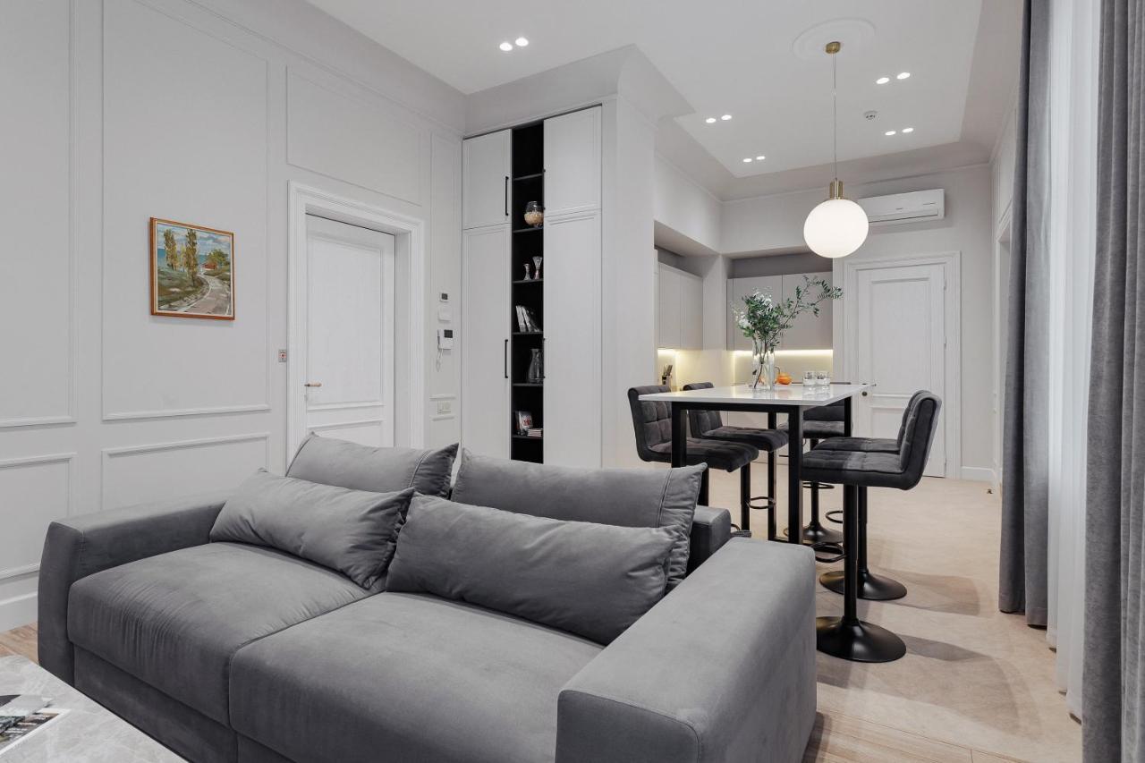 New! Luxury Apartment In The Center Of Odessa Overlooking Deribasovskaya Str. Low Price! ภายนอก รูปภาพ