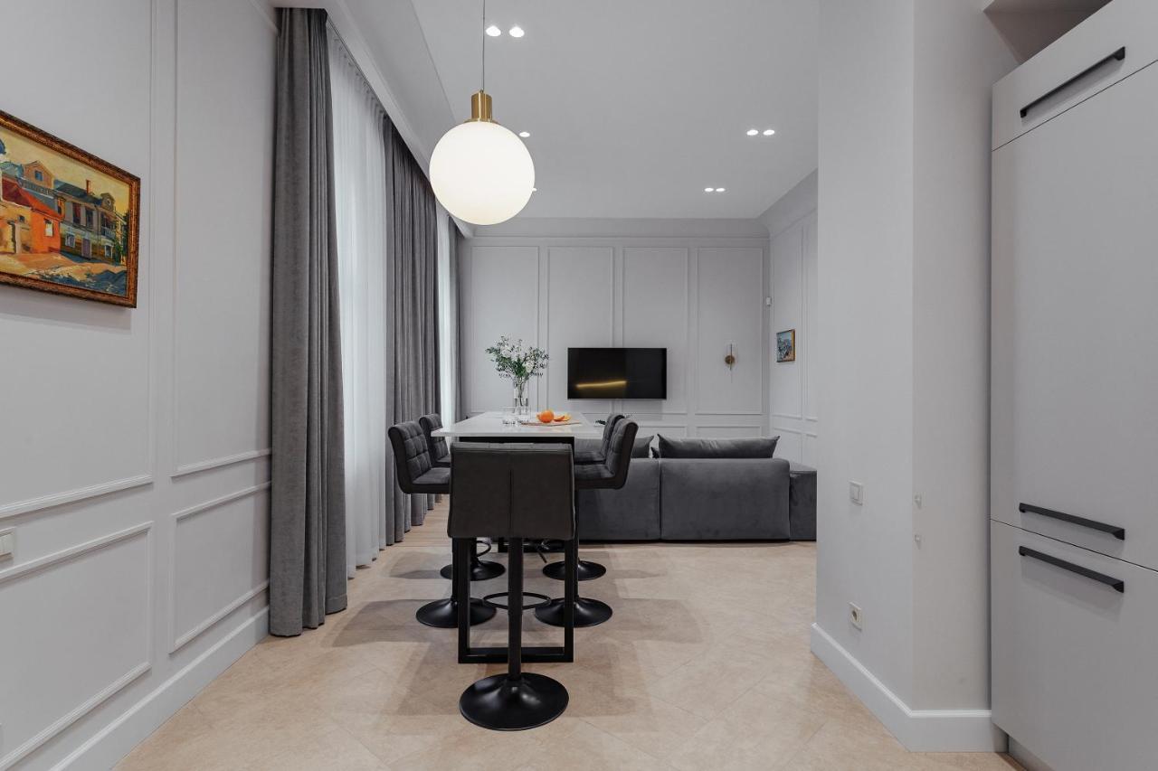 New! Luxury Apartment In The Center Of Odessa Overlooking Deribasovskaya Str. Low Price! ภายนอก รูปภาพ