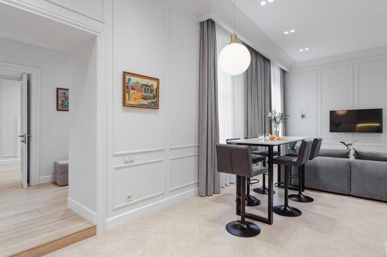 New! Luxury Apartment In The Center Of Odessa Overlooking Deribasovskaya Str. Low Price! ภายนอก รูปภาพ