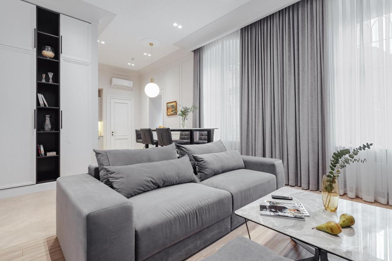 New! Luxury Apartment In The Center Of Odessa Overlooking Deribasovskaya Str. Low Price! ภายนอก รูปภาพ