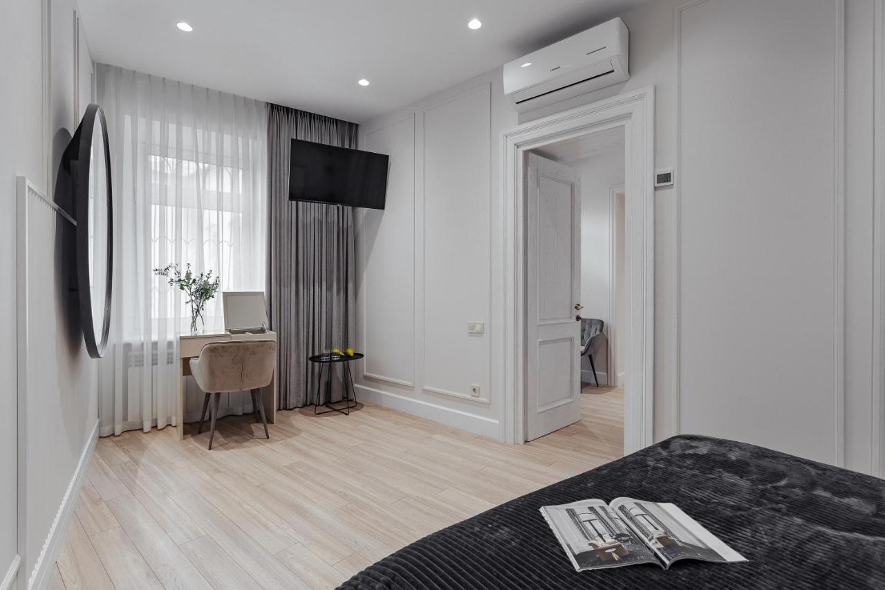 New! Luxury Apartment In The Center Of Odessa Overlooking Deribasovskaya Str. Low Price! ภายนอก รูปภาพ