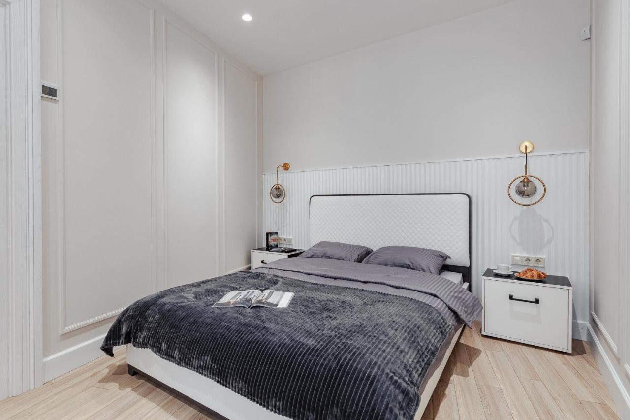 New! Luxury Apartment In The Center Of Odessa Overlooking Deribasovskaya Str. Low Price! ภายนอก รูปภาพ