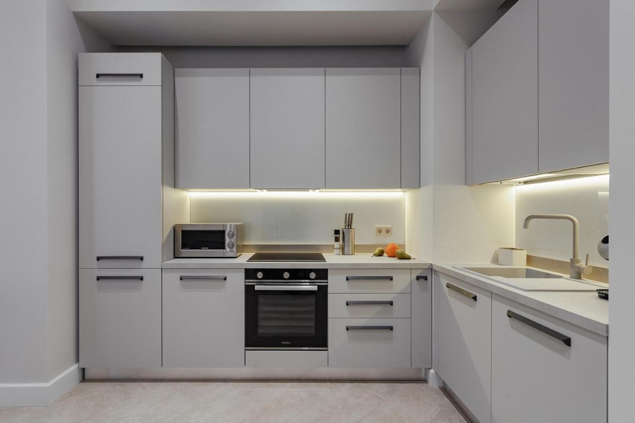 New! Luxury Apartment In The Center Of Odessa Overlooking Deribasovskaya Str. Low Price! ภายนอก รูปภาพ