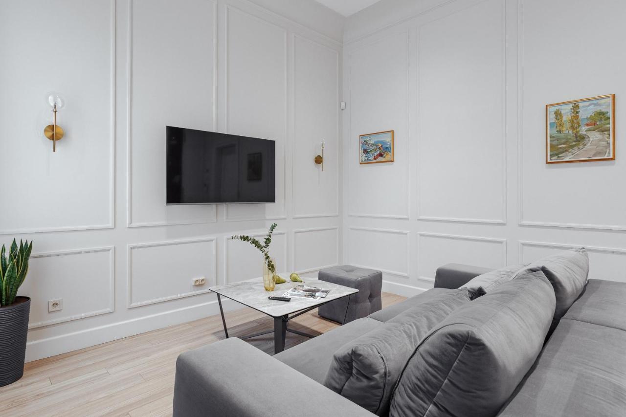 New! Luxury Apartment In The Center Of Odessa Overlooking Deribasovskaya Str. Low Price! ภายนอก รูปภาพ