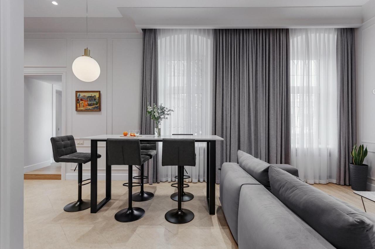 New! Luxury Apartment In The Center Of Odessa Overlooking Deribasovskaya Str. Low Price! ภายนอก รูปภาพ